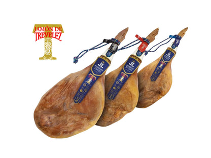 Ganze Hinterschinkenkeulen Jamon Serrano mit geschuetzter geografischer Angabe IGP Trevelez von Jamones Juviles, Auswahl aus verschiedenen Reifegraden (17, 20 und 23 Monate), traditionell luftgetrocknet in der Sierra Nevada, freigestellt auf weissem Hintergrund