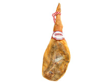 Ganze Hinterschinkenkeule Jamon Serrano Reserva von Jamones Baza, 14 Monate gereift, traditionelle Qualitaet, freigestellt auf weissem Hintergrund.