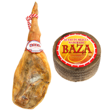 Ganze Hinterschinkenkeule Jamon Serrano Reserva, 14 Monate gereift, zusammen mit einem Rad gereiftem Mischkase (Queso de Mezcla), 6 Monate gereift, freigestellt auf weissem Hintergrund.