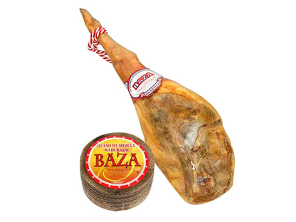 Ganze Hinterschinkenkeule Jamon Serrano Reserva, 14 Monate gereift, zusammen mit einem Rad gereiftem Mischkase (Queso de Mezcla), 6 Monate gereift, freigestellt auf weissem Hintergrund.