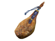 Ganze Hinterschinkenkeule Jamon Serrano Reserva von Jamones Juviles, 16 Monate gereift, traditionelle Qualitaet aus der Alpujarra, freigestellt auf weissem Hintergrund.