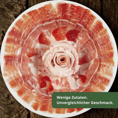 Fein geschnittener Jamon Serrano von Jamones de Juviles aus Granada. Wenige Zutaten und intensiver Geschmack durch natuerliche Reifung in der Sierra Nevada.