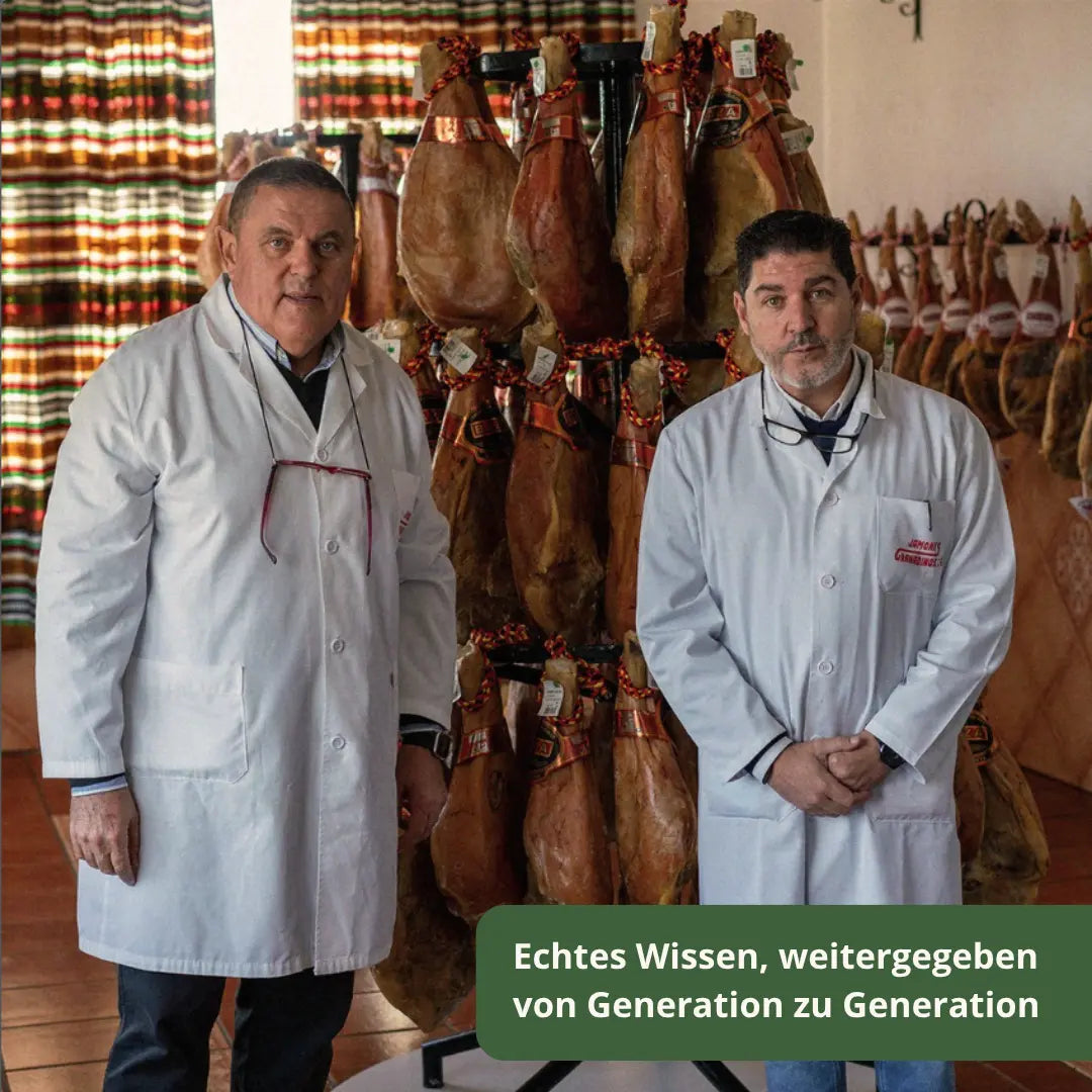 Erfahrene Meister bei Jamones Granadinos Baza stehen fuer ueber 70 Jahre Tradition in der Herstellung von Jamon Serrano. Familienbetrieb aus Granada mit weitergegebenem Wissen.