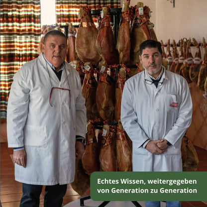 Erfahrene Meister bei Jamones Granadinos Baza stehen fuer ueber 70 Jahre Tradition in der Herstellung von Jamon Serrano. Familienbetrieb aus Granada mit weitergegebenem Wissen.