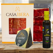 La Ibérica Geschenkset mit Jamón Ibérico, Käse und Olivenöl von La Tradición auf Holztisch