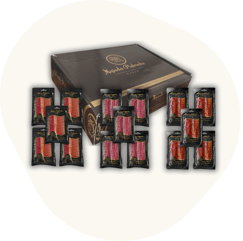 Majada Pedroche Aufschnitt-Set mit verschiedenen Ibérico-Wurstsorten und Schinken, präsentiert vor schwarzer Geschenkbox – authentische Spezialitäten aus Spanien.