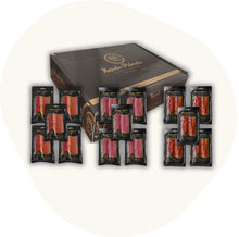 Majada Pedroche Aufschnitt-Set mit verschiedenen Ibérico-Wurstsorten und Schinken, präsentiert vor schwarzer Geschenkbox – authentische Spezialitäten aus Spanien.