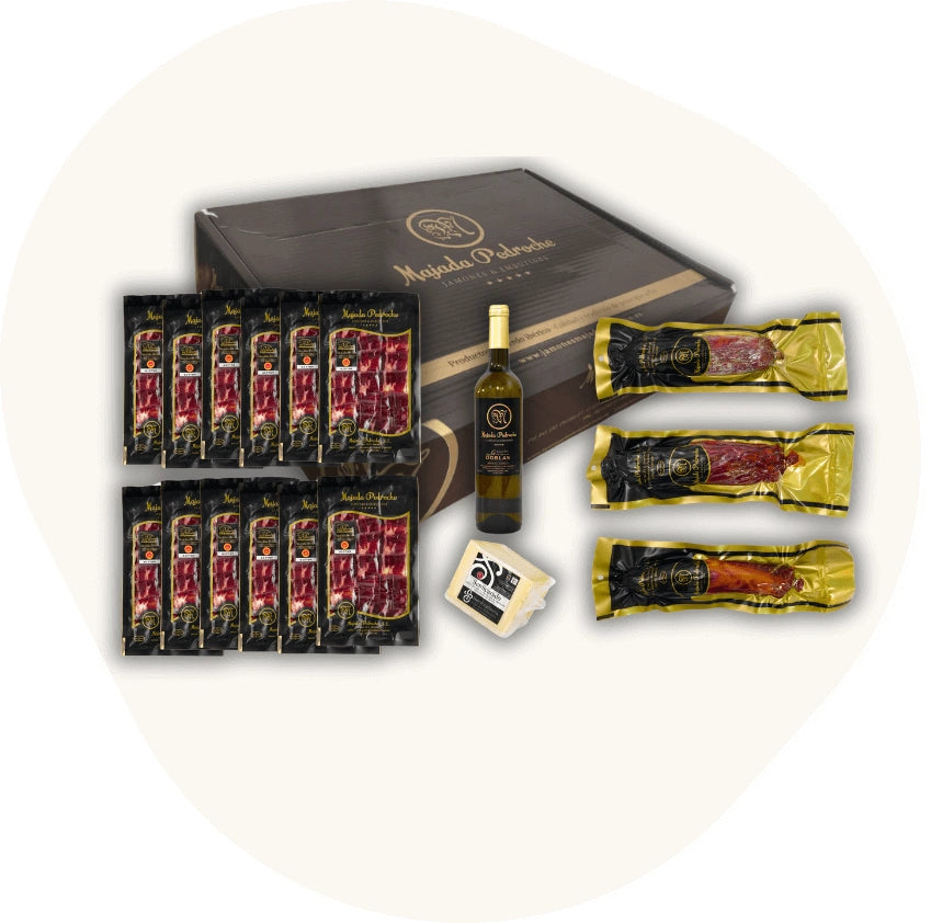 Majada Pedroche Degustationspaket mit zwölf Aufschnitt-Packungen, ganzen Wurststücken, Weißwein und Käse – exklusive Geschenkbox spanischer Delikatessen.