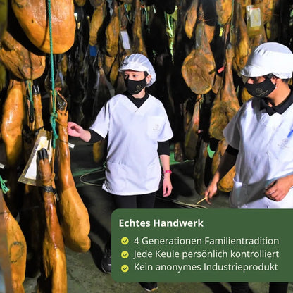 Handwerkliche Kontrolle bei Jamones Majada Pedroche. Jede Keule wird individuell geprueft fuer hoechste Qualitaet beim Jamon Iberico aus Los Pedroches.