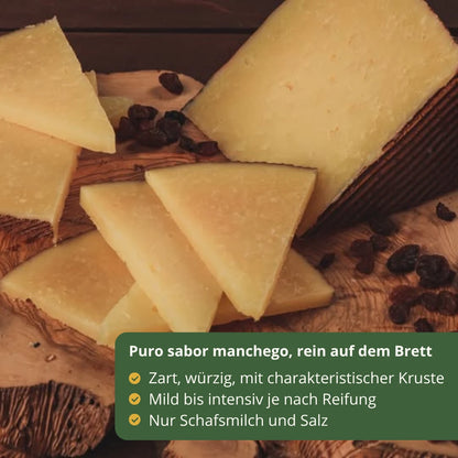 Manchego Kaese auf Holzbrett zart wuerzig mit charakteristischer Kruste aus Schafsmilch