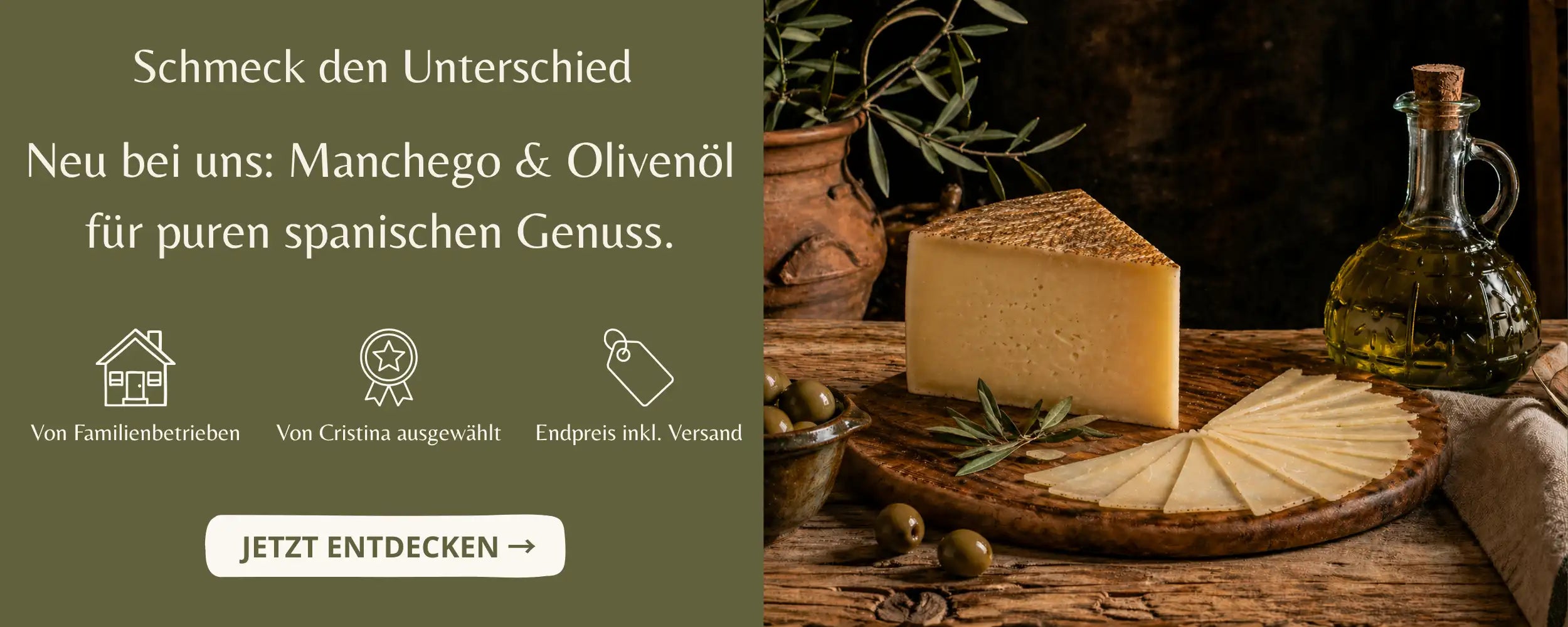 Manchego Käse mit geschnittenen Scheiben und Olivenölflasche auf rustikalem Holzbrett spanische Feinkost Kombination