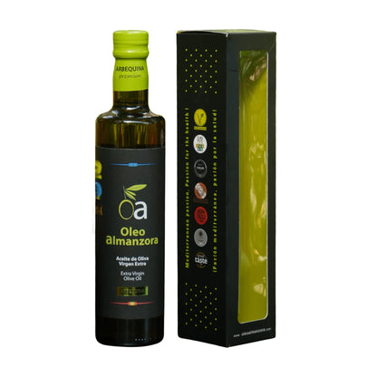 Flasche natives Olivenol extra der Sorte Arbequina Premium von Oleo Almanzora 500ml aus Spanien, mit eleganter Geschenkverpackung. Mehrfach ausgezeichnet, unter anderem mit dem Great Taste Award. Vegan, kaltgepresst. Ideal als hochwertiges Gourmet Geschenk fuer Olivenol-Kenner.
