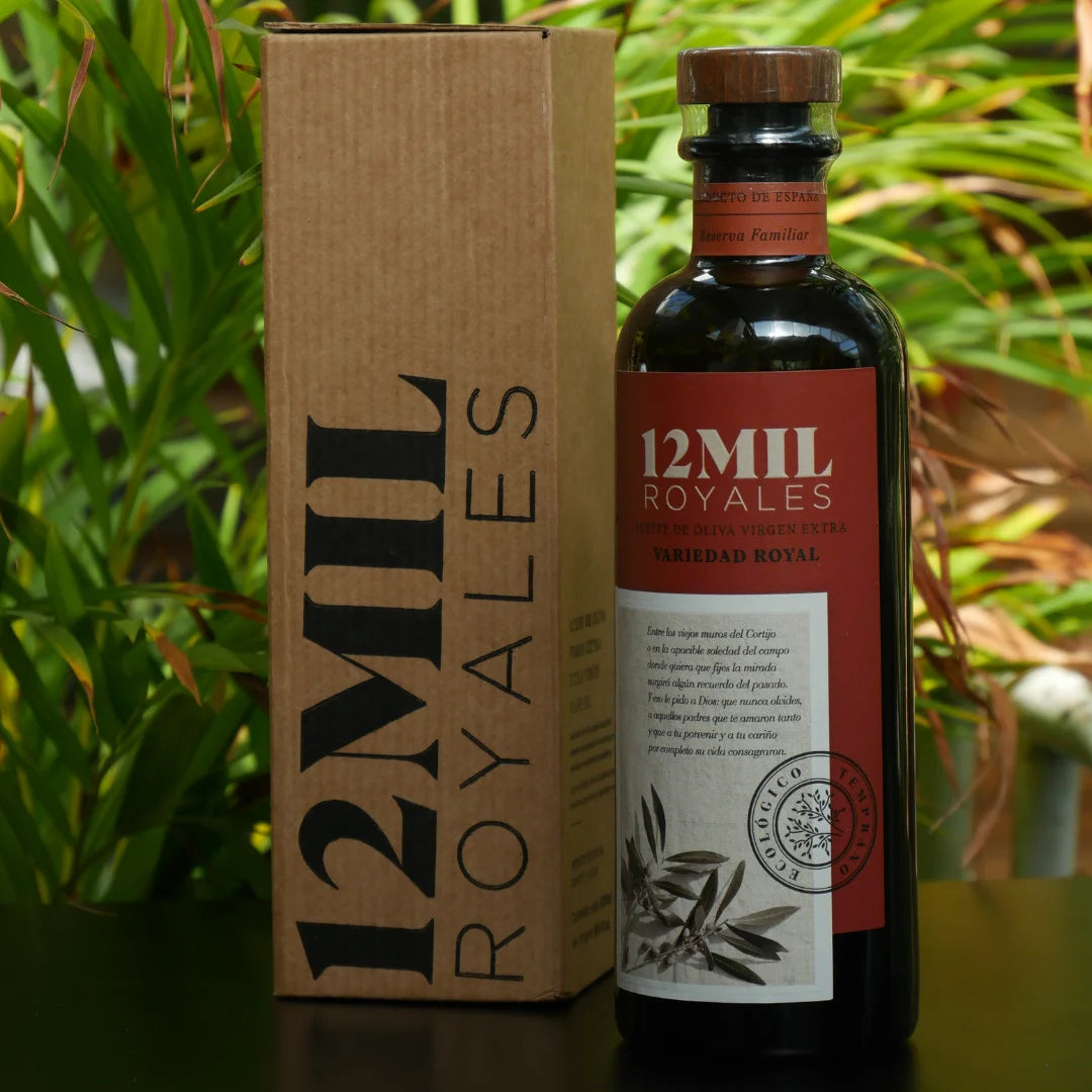 12Mil Royales Olivenoel 500 ml Flasche neben Geschenkbox Spanien natives Olivenoel extra Royal Sorte hochwertige Verpackung