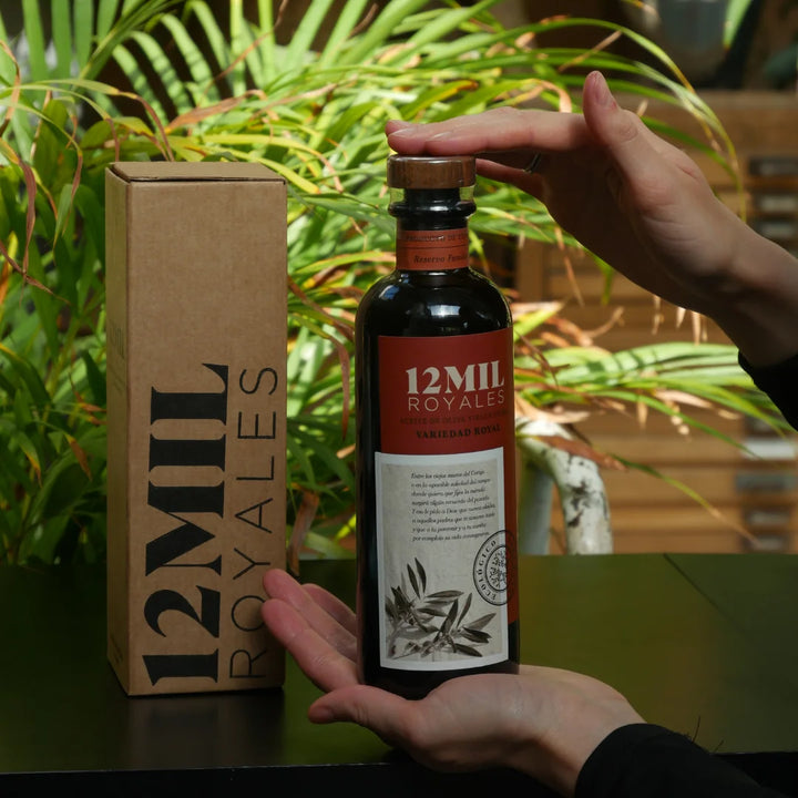 12Mil Royales natives Olivenoel extra 500 ml Flasche in Hand gehalten mit Geschenkbox Spanien hochwertige Royal Sorte