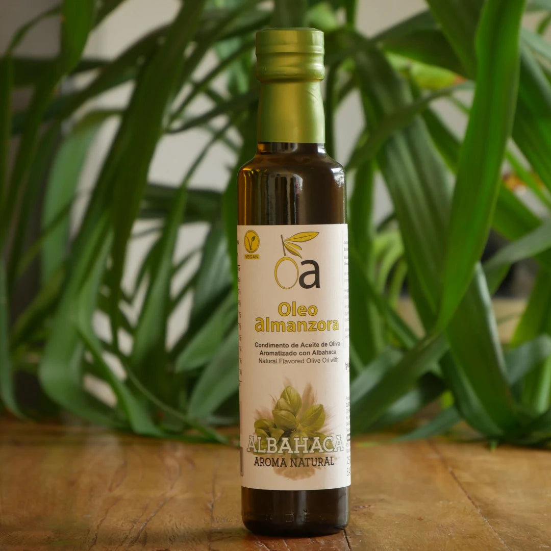 Flasche aromatisiertes Olivenoel mit Basilikum auf Holztisch vor Pflanzen