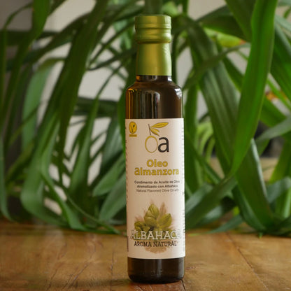Flasche aromatisiertes Olivenoel mit Basilikum auf Holztisch vor Pflanzen