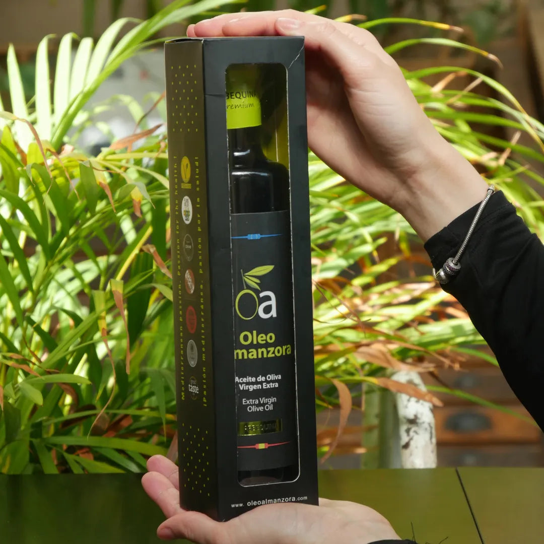 Oleo Almanzora 500 ml natives Olivenoel extra in Geschenkbox Arbequina Flasche in Hand hochwertige Verpackung Andalusien Spanien Premium Produkt