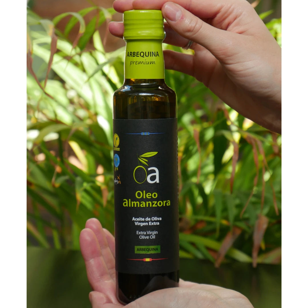 Oleo Almanzora Arbequina 250 ml natives Olivenoel extra Flasche in Hand gehalten frisches Olivenoel aus Andalusien Spanien Premium Qualitaet