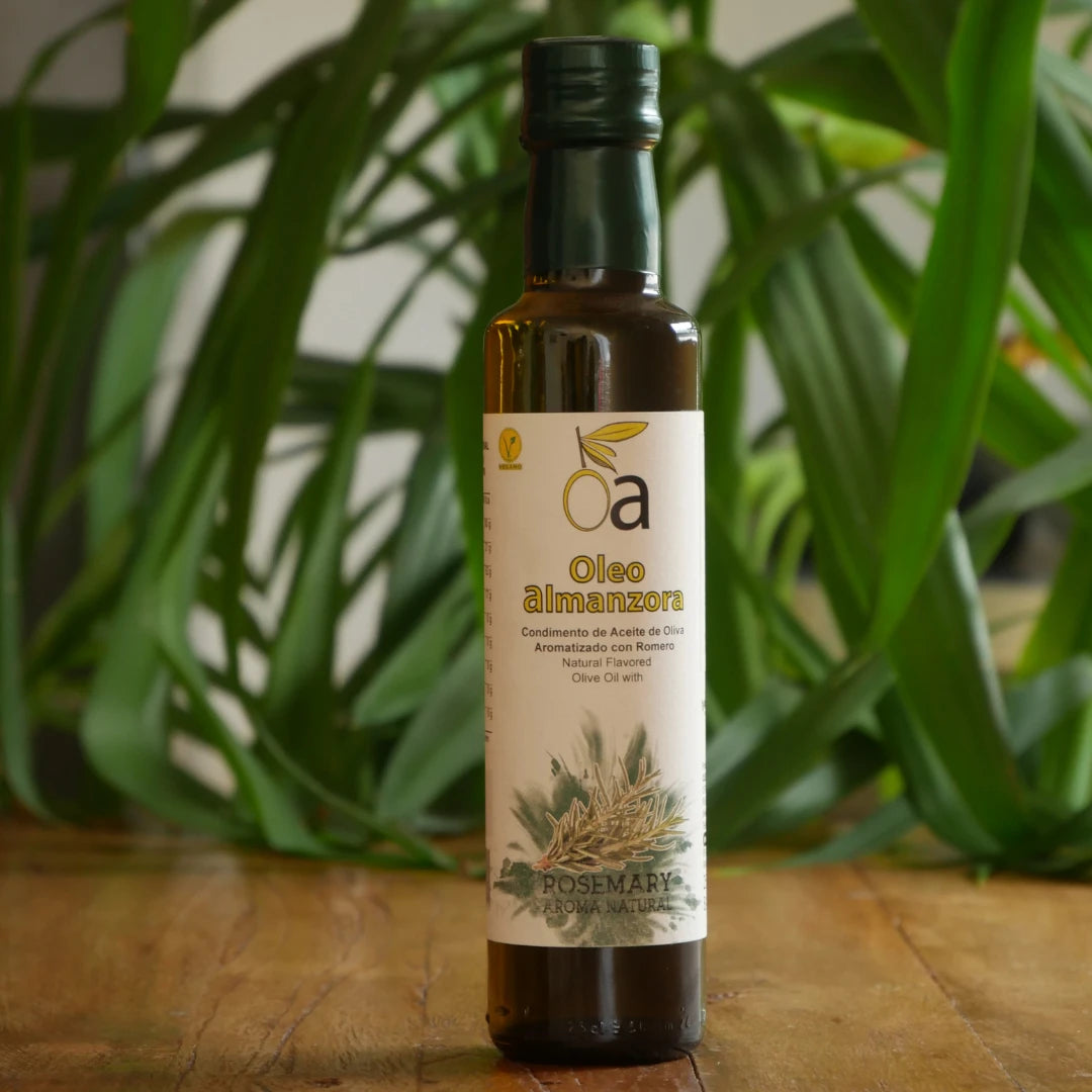 Flasche aromatisiertes Olivenoel mit Rosmarin auf Holztisch mit natuerlichem Hintergrund
