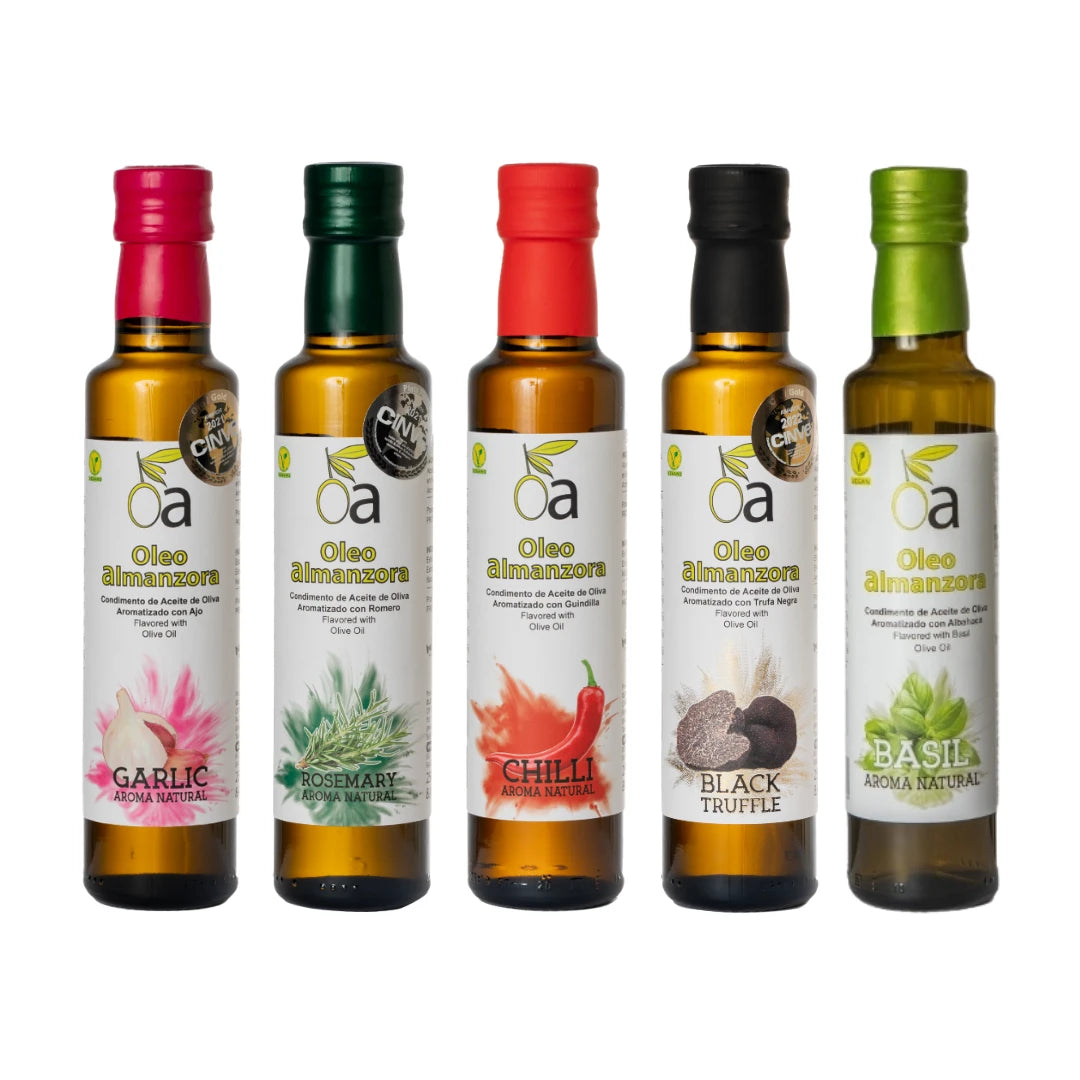 Fuenf Flaschen aromatisiertes Olivenoel – Knoblauch, Rosmarin, Chili, Trueffel und Basilikum im Ueberblick