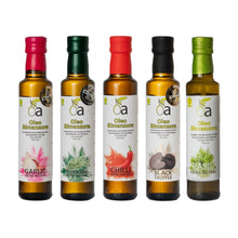 Fuenf Flaschen aromatisiertes Olivenoel – Knoblauch, Rosmarin, Chili, Trueffel und Basilikum im Ueberblick
