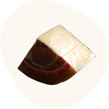 1/4 gereifter Mischkäse aus Kuh- und Schafsmilch, ca. 750 g, angeschnittener Käselaib mit naturbelassener Rinde