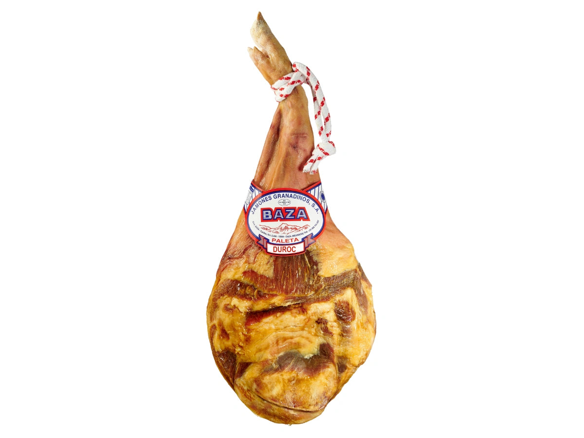Ganze Vorderschinkenkeule Paleta Duroc Reserva von Jamones Baza, 12 Monate gereift, Duroc-Qualitaet, freigestellt auf weissem Hintergrund.