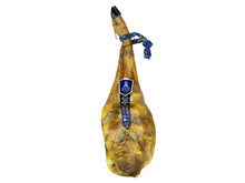 Ganze Vorderschinkenkeule Paleta Iberica Pata Negra von Jamones Juviles, 24 Monate gereift, 100% Bellota-Qualität, freigestellt auf weißem Hintergrund.