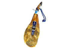 Ganze Vorderschinkenkeule Paleta de Cebo Iberico von Jamones Juviles, 24 Monate gereift, 50% Iberico-Rasse, traditionell luftgetrocknet, freigestellt auf weissem Hintergrund.