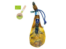 Ganze Vorderschinkenkeule Paleta de Cebo de Campo Iberico aus 100% biologischer Erzeugung von Jamones Juviles, 24 Monate gereift, 50% Iberico-Rasse, mit Bio-Zertifikat (CAAE), freigestellt auf weissem Hintergrund.