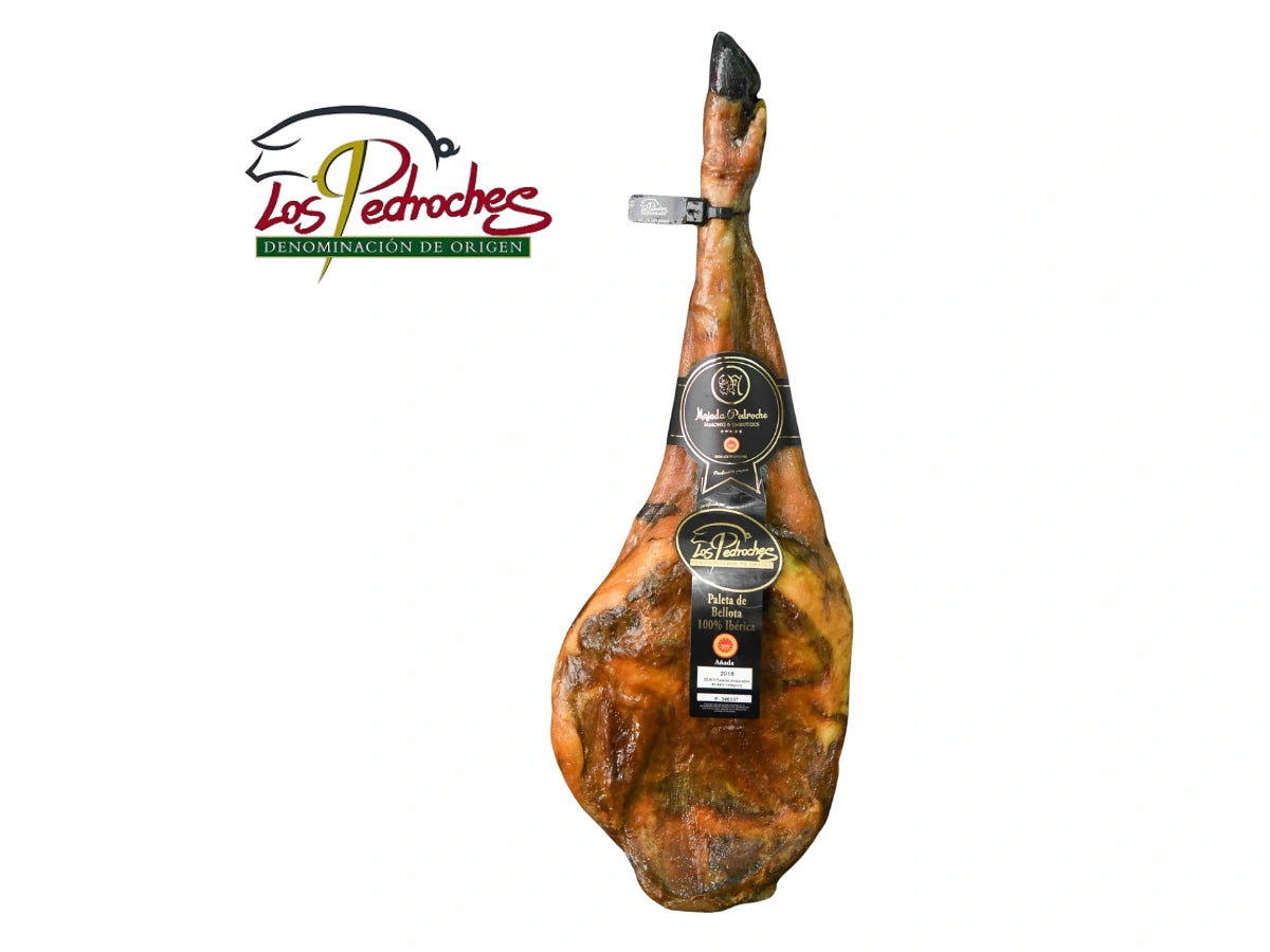 Ganze Vorderschinkenkeule Paleta Pata Negra mit geschuetzter Ursprungsbezeichnung DOP Los Pedroches, 24 Monate gereift, 100% Bellota-Qualitaet, freigestellt auf weissem Hintergrund.