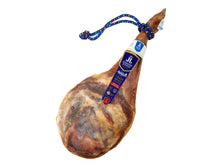 Ganze Vorderschinkenkeule Paleta Serrana Gran Reserva von Jamones Juviles, 10 Monate traditionell gereift, freigestellt auf weissem Hintergrund.