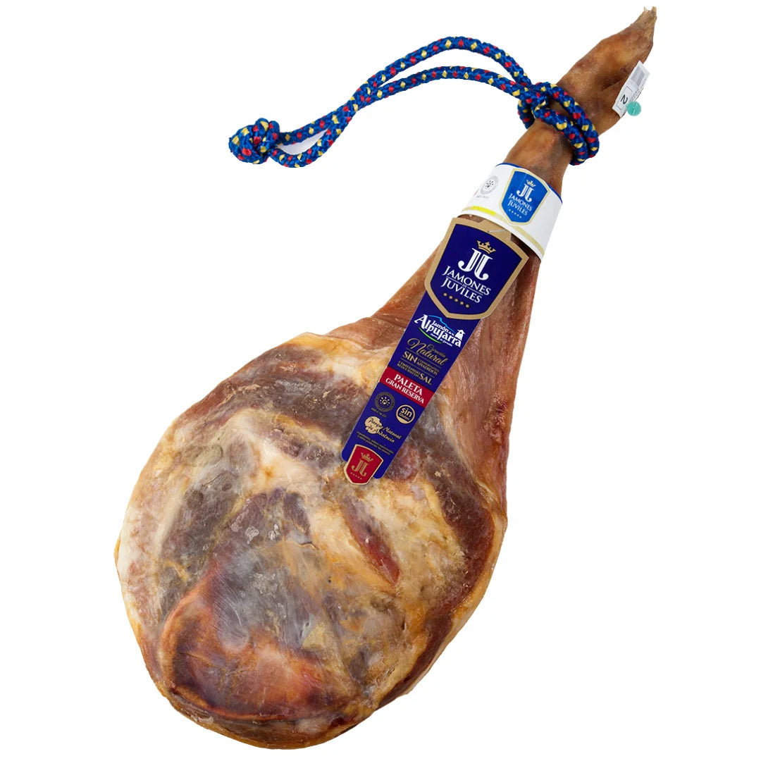 Ganze Vorderschinkenkeule Paleta Serrana Gran Reserva von Jamones Juviles, 10 Monate traditionell gereift, freigestellt auf weissem Hintergrund.
