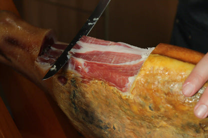 Angeschnittene Pata Negra Ibérico Paleta am Stück auf Schinkenständer, spanische luftgetrocknete Schulter aus 100 % iberischer Rasse mit 24 Monaten Reifezeit
