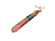 Ganze Stange Salchichón Ibérico de Bellota von Majada Pedroche, hergestellt aus Fleisch von iberischen Schweinen aus Eichelmast (Bellota), traditionell mit Pimentón und handwerklich gereift, vakuumverpackt für optimalen Frischeerhalt, freigestellt auf weißem Hintergrund.