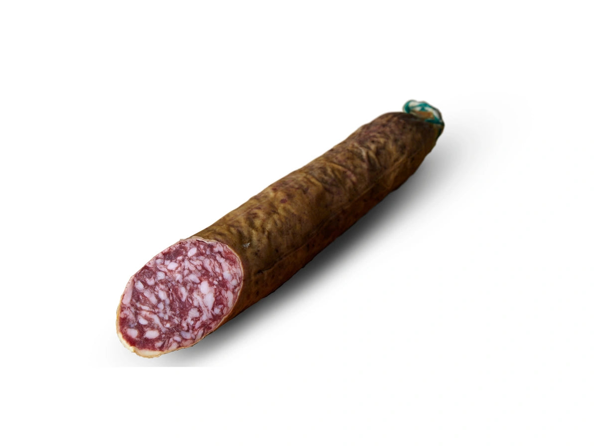Ganze Stange Salchichón Ibérico de Bellota, Premium-Qualität aus Eichelmast, charakteristisches Aroma durch traditionelle Reifung, vakuumverpackt für langanhaltenden Genuss, ideal für den Eigenbedarf oder als Geschenk, freigestellt auf weißem Hintergrund.