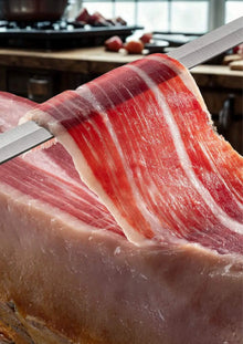 Scheibe Pata Negra Schinken aus Los Pedroches g.U., fein geschnitten vom ganzen Stück – intensiv marmoriert, 100 % Ibérico Qualität.