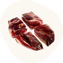 Serrano Vorderschinken ohne Knochen, in vier Stücke zerteilt – traditionell gereift, würzig und bereit für Tapas oder Rezepte. 