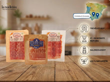 Verschiedene Packungen Serrano Schinken aus Trevélez mit 17–24 Monaten Reifung und reduziertem Salzgehalt.