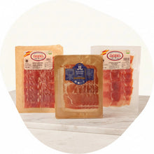 Auswahl an fein geschnittenem Serrano Schinken Gran Reserva, vakuumiert und verzehrfertig. Vergleich verschiedener Marken und Reifegrade, ideal für Tapas, Antipasti oder den täglichen Genuss spanischer Schinkenspezialitäten.