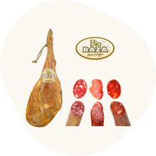 Set mit einem ganzen BioBAZA Schinken (ökologisch, Duroc) und einer Auswahl an Bio-Wurstwaren Chorizo, Salami (Salchichón) und Schweinelende, jeweils aufgeschnitten gezeigt, mit BioBAZA-Logo. 