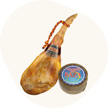 Set mit einem ganzen Gran Reserva Schinken von Baza und einem runden, gereiften Schafskäse, beide mit sichtbarem Etikett