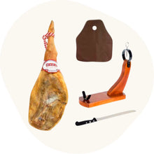Set mit einem ganzen Reserva Schinken von Baza, einem Holz-Schinkenhalter, einem langen Schinkenmesser und einer braunen Abdeckung, alle zusammen als Zubehör dargestellt