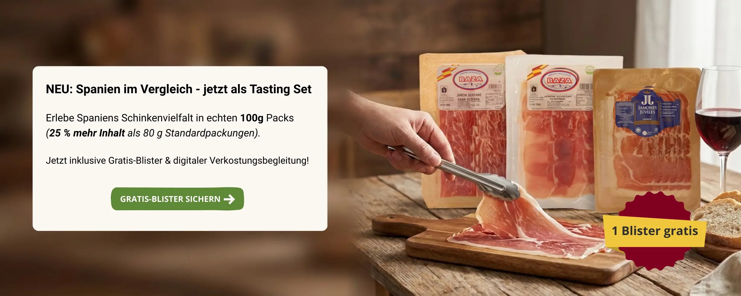 Desktop-Banner mit spanischen Schinken-Tasting-Sets in 100g Packungen auf Holztisch, Hand legt Scheibe Serrano auf Brett, daneben Rotwein und Hinweis „1 Blister gratis“.