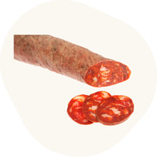 Spanischer Chorizo Ibérico de Bellota, luftgetrocknet, mit intensiv roter Farbe, weißen Speckstückchen und in dünne Scheiben geschnitten.