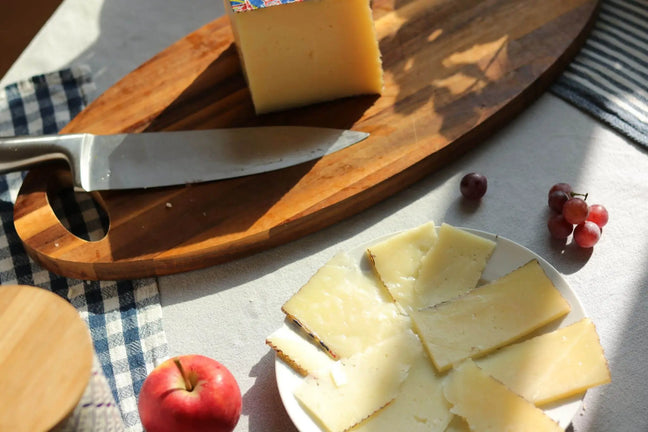 Spanischer Käse aufgeschnitten auf Teller mit Früchten