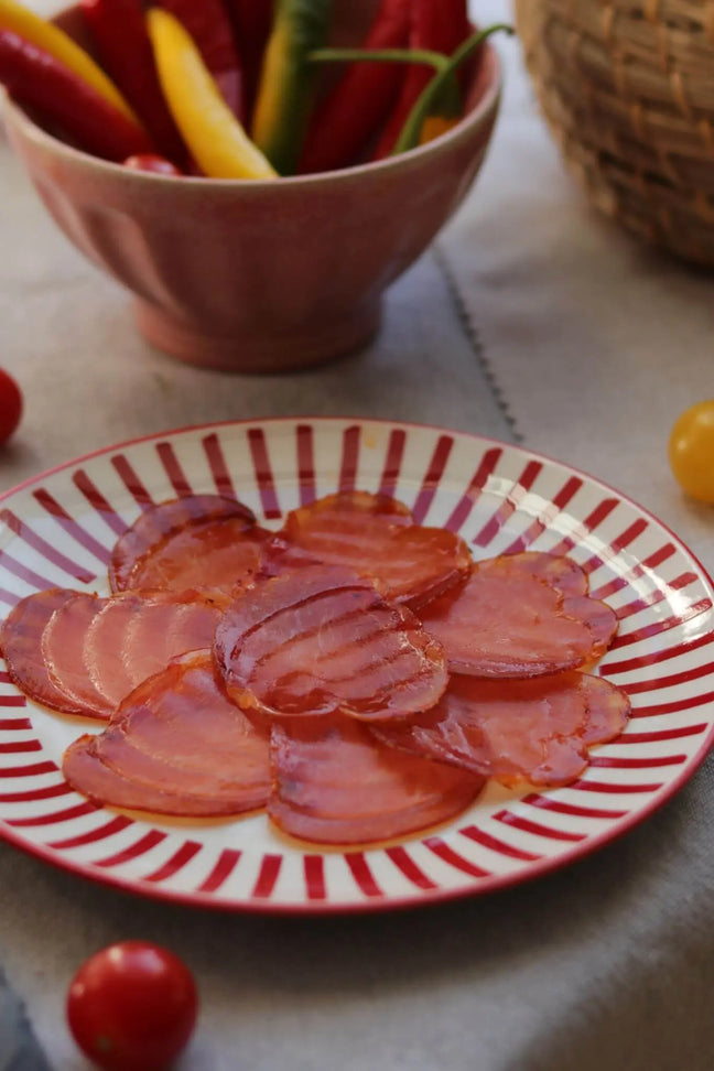 Spanischer Lomo Aufschnitt – luftgetrocknete Schweinelende auf Teller