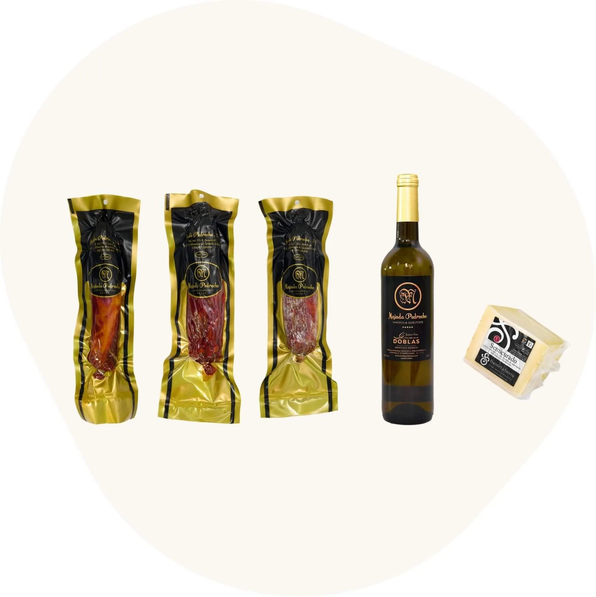 Spanisches Delikatessen-Paket mit Chorizo, Salami und Schweinelende, dazu Manchego-Käse und eine Flasche Weißwein. Edle Kombination traditioneller Produkte aus Spanien.