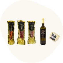 Spanisches Delikatessen-Paket mit Chorizo, Salami und Schweinelende, dazu Manchego-Käse und eine Flasche Weißwein. Edle Kombination traditioneller Produkte aus Spanien.
