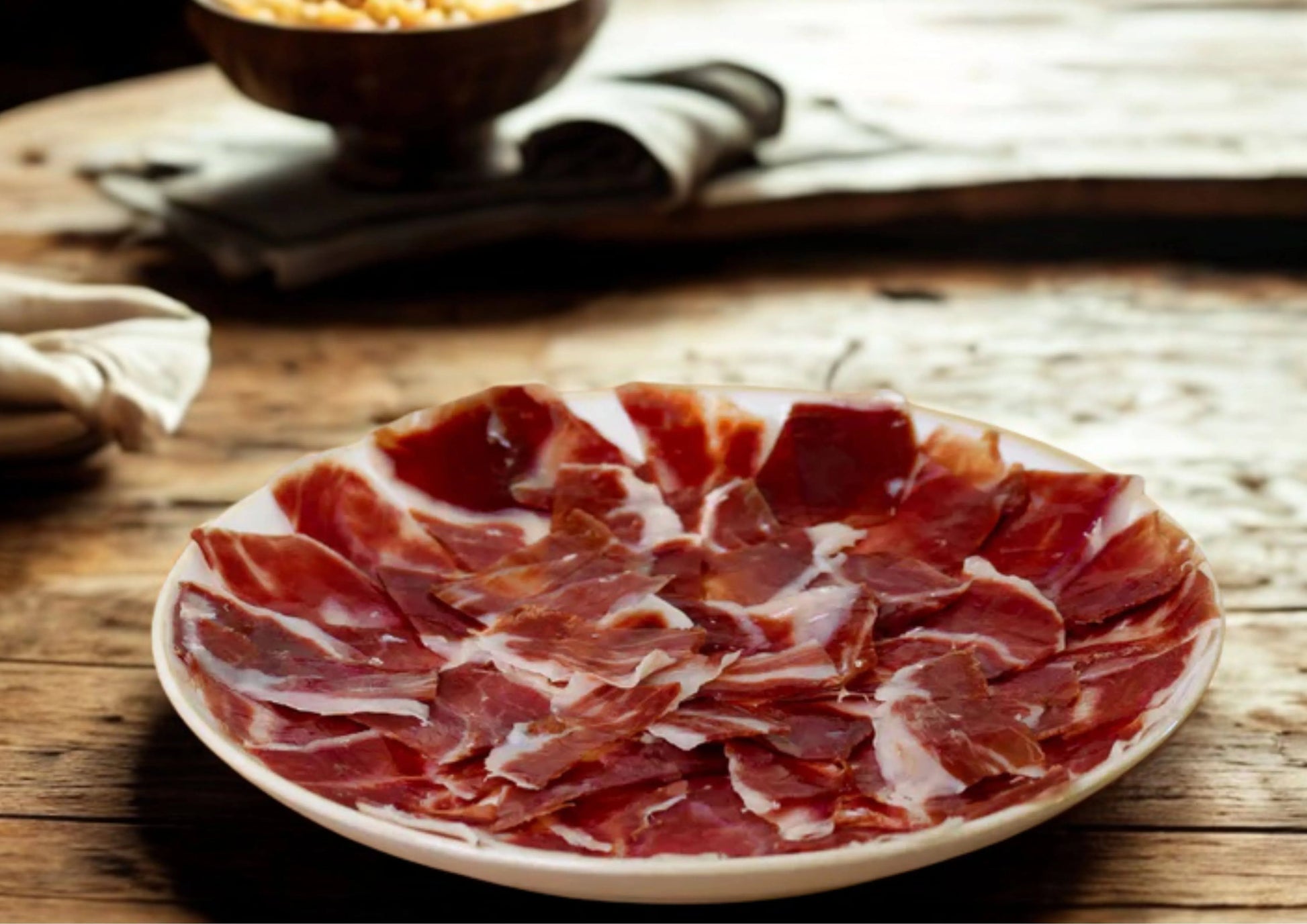 Teller mit dünn geschnittenem Pata Negra Schinken g.U. Los Pedroches – edler Ibérico Schinken mit feiner Marmorierung, servierfertig.